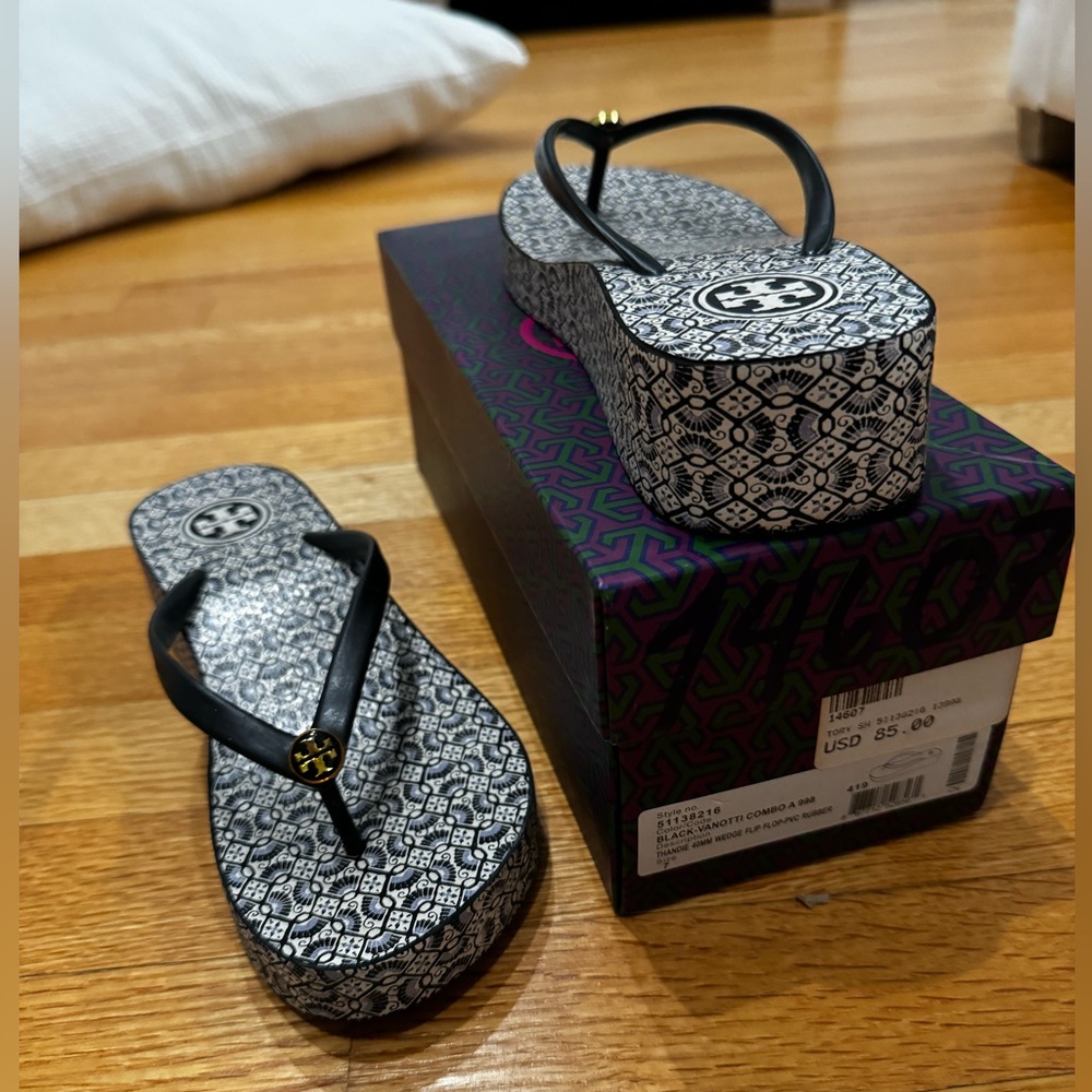 NWOT Tory Burch platform flip flops.